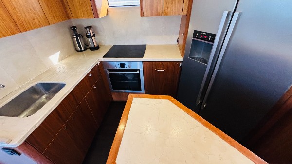 2010 SUNSEEKER MANHATTAN 70