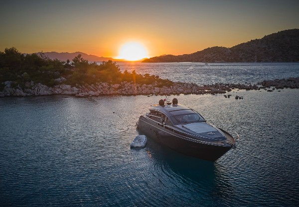 2012 PERSHING 72