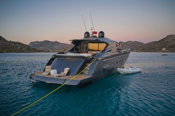 2012 PERSHING 72