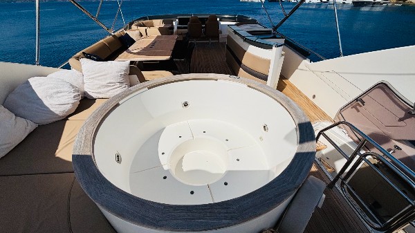 2009 PRINCESS 85