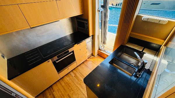2009 PRINCESS 85