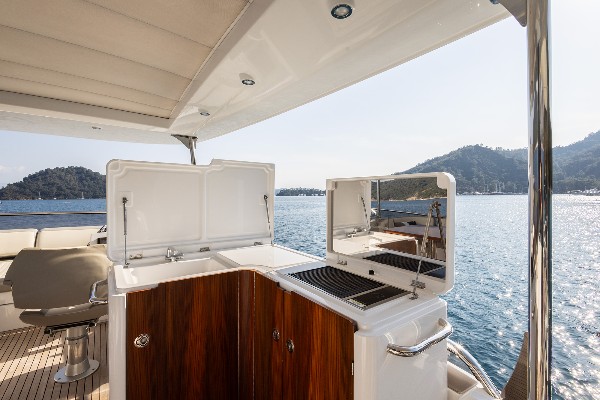 2021 AZIMUT MAGELLANO 66