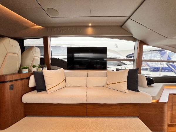 2021 PRINCESS F55