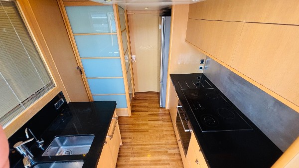2009 PRINCESS 85