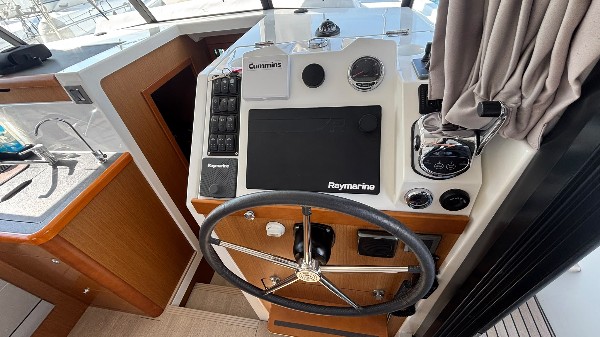2018 BENETEAU SWIFT TRAWLER 35