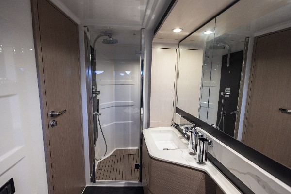 2020 AZIMUT 66 FLY