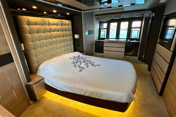 2010 AZIMUT 70